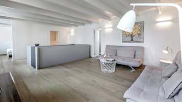 Standard-Apartment, Mehrere Schlafzimmer, 2 Bäder (Deluxe Duplex Lugano) | Wohnbereich | 21-Zoll-Flachbildfernseher mit Satellitenempfang