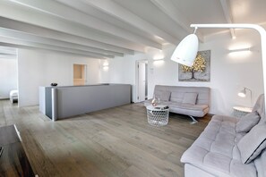 Appartement Standard, plusieurs chambres, 2 salles de bains (Deluxe Duplex Lugano) | Coin séjour | Télévision à écran plat de 21 pouces avec chaßnes par satellite