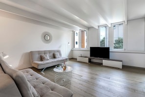 Standard Διαμέρισμα, 3 Υπνοδωμάτια, 2 Μπάνια (Deluxe Duplex Lugano) | Περιοχή καθιστικού
