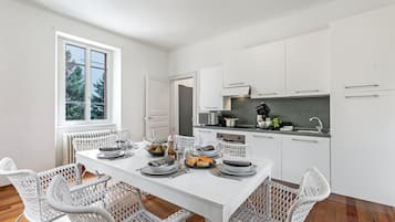 Standard Apartment, Multiple Bedrooms, 2 Bathrooms (Deluxe Duplex Lugano) | Private kitchen | Fridge, microwave, oven, stovetop