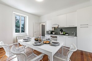 Apartamento estándar, varias habitaciones, 2 baños (Deluxe Duplex Lugano) | Cocina privada | Frigorífico, microondas, horno y placa de cocina