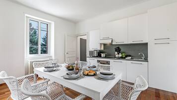 Apartemen Standar, 3 kamar tidur, 2 kamar mandi (Deluxe Duplex Lugano) | Dapur pribadi | Lemari es, microwave, oven, dan kompor