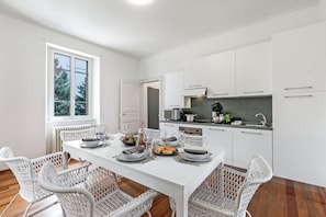 Apartamento standard, 3 quartos, 2 banheiros (Deluxe Duplex Lugano) | Cozinha privada | Geladeira, micro-ondas, fogão, cooktop