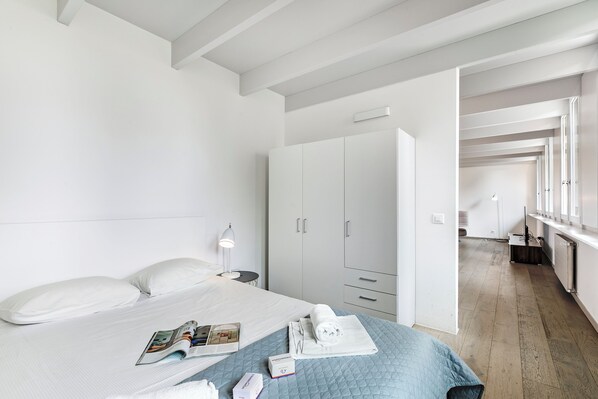 Appartement Standard, plusieurs chambres, 2 salles de bains (Deluxe Duplex Lugano) | 3 chambres, espace de travail pour ordinateur portable