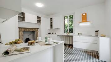 Standard-Apartment, Mehrere Schlafzimmer (Deluxe Flat Lugano) | Eigene Küche | Kühlschrank, Mikrowelle, Ofen, Herdplatte