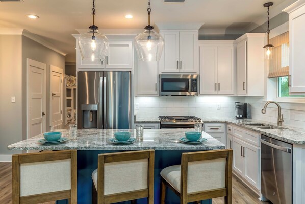 Fridge, microwave, stovetop, dishwasher