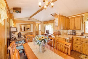 Dining - Creekside Cabin w/ Deck & Views in Panguitch! (Panguitch)