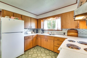 Fridge, microwave, stovetop, coffee/tea maker