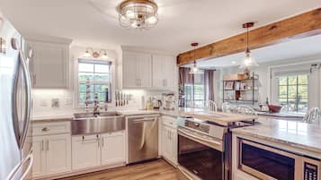 Fridge, stovetop, dishwasher, coffee/tea maker