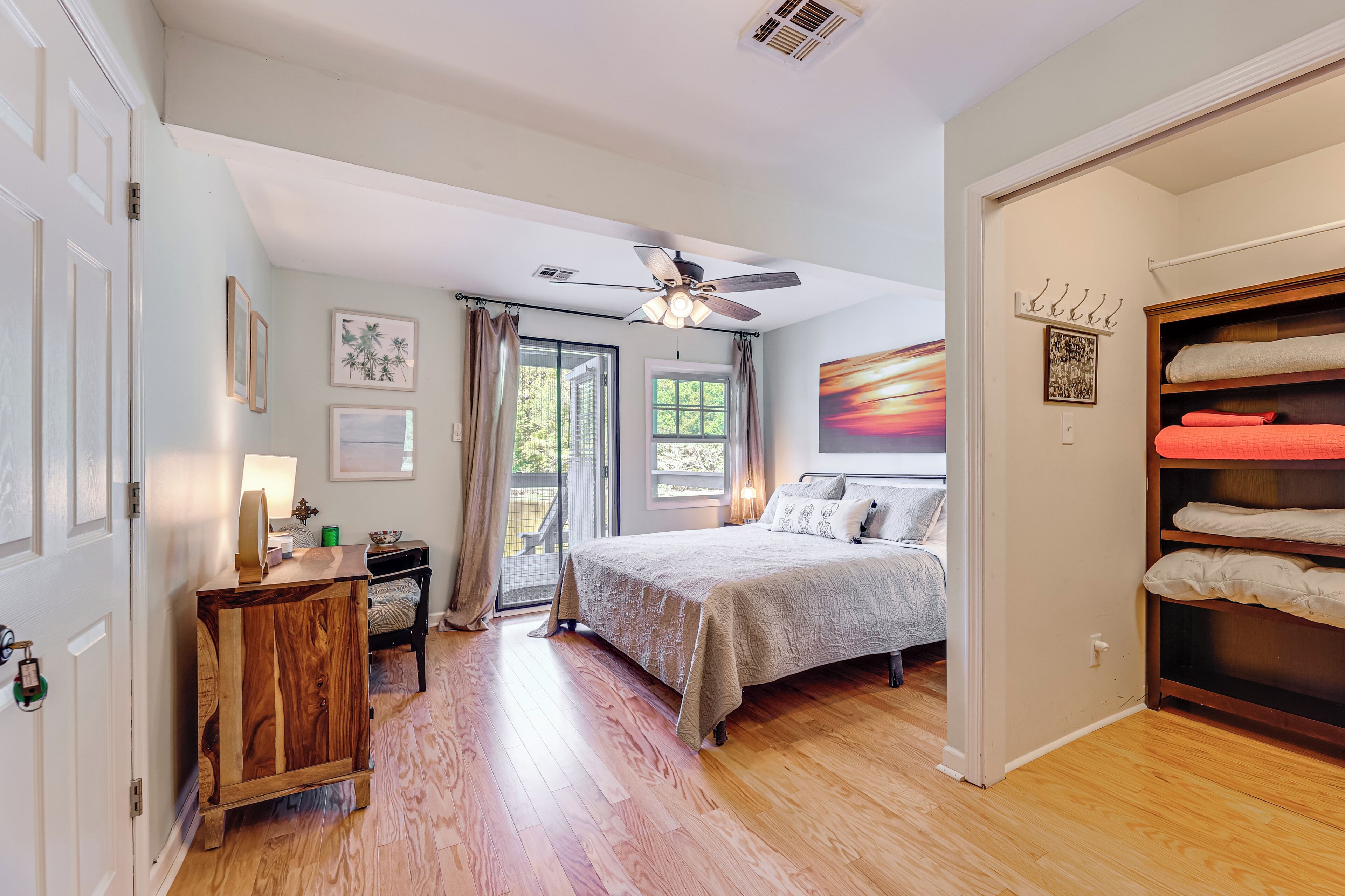 3 bedrooms, iron/ironing board, internet, bed sheets