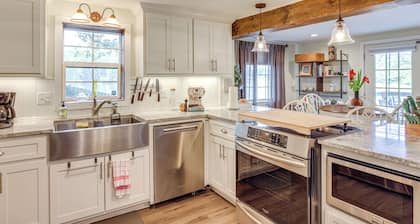 Private On-Site Boat Dock: Cabin on Lake Jordan