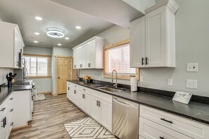 Fridge, microwave, oven, stovetop - Family Home w/ Mountain Views in Circleville! (Circleville)