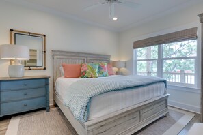 1 bedroom, desk, iron/ironing board, Internet - Bayfront Gem Near Fishing in Dauphin Island (Dauphin Island)
