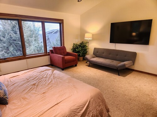Family fun in Eagle Crest 6 Bedrooms, sleeps 15. Hot tub, forever views, privacy