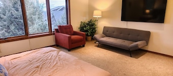 Family fun in Eagle Crest 6 Bedrooms, sleeps 15. Hot tub, forever views, privacy