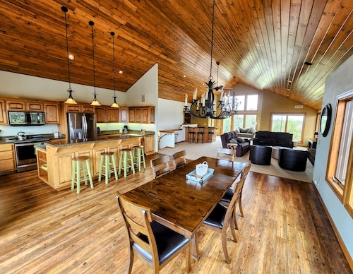 New 6 Bedroom Listing! Family fun in Eagle Crest. Hot tub, views, privacy