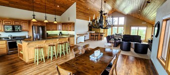 New 6 Bedroom Listing! Family fun in Eagle Crest. Hot tub, views, privacy