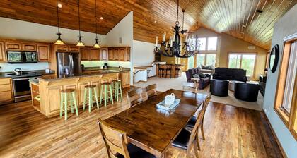 New 6 Bedroom Listing! Family fun in Eagle Crest. Hot tub, views, privacy