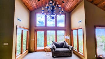 Een smart-tv, een open haard en boeken