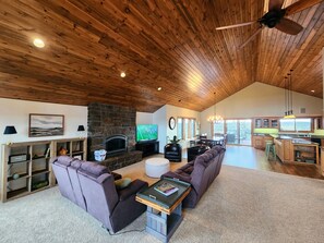 Smart TV, chimenea y libros 