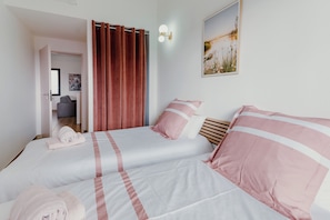 3 bedrooms, desk, iron/ironing board, travel crib