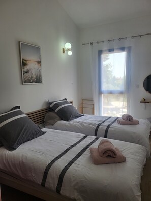 3 bedrooms, desk, iron/ironing board, travel cot - Charming new house in Puget-Ville - Ideal with family or friends (Puget-Ville)