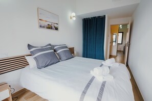 3 室のベッドルーム、デスク、アイロン / アイロン台、旅行用ベビーベッド