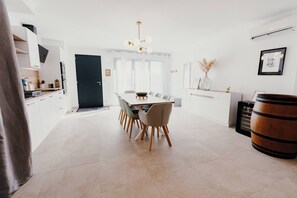 Dining - Villa Sainte Sidoine– Le Clos Saint Sidoine, à Puget-Ville. Entre collines et littoral varois, cette maison allie charme provençal et confort moderne. (Puget-Ville)