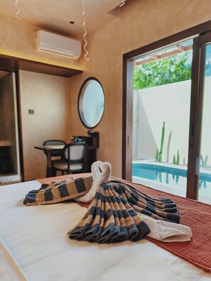 Desk, laptop workspace, iron/ironing board, free WiFi - Allure Villa Yogyakarta (Yogyakarta)