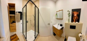 Dusj, hårføner og håndklær