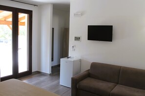 Comfort Quadruple Room, Patio, Garden View | In-room safe, blackout drapes, free WiFi - Tenuta Petra Chiara -Apulian Country B&B (Nardo)