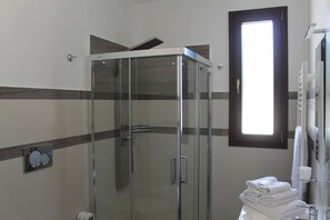 Ducha, secador de pelo, toallas y jabón