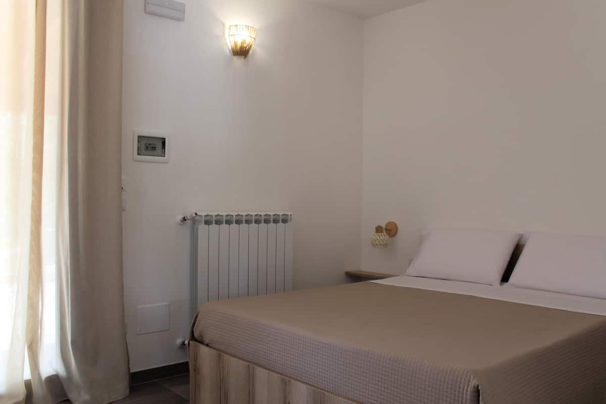In-room safe, blackout drapes, free WiFi