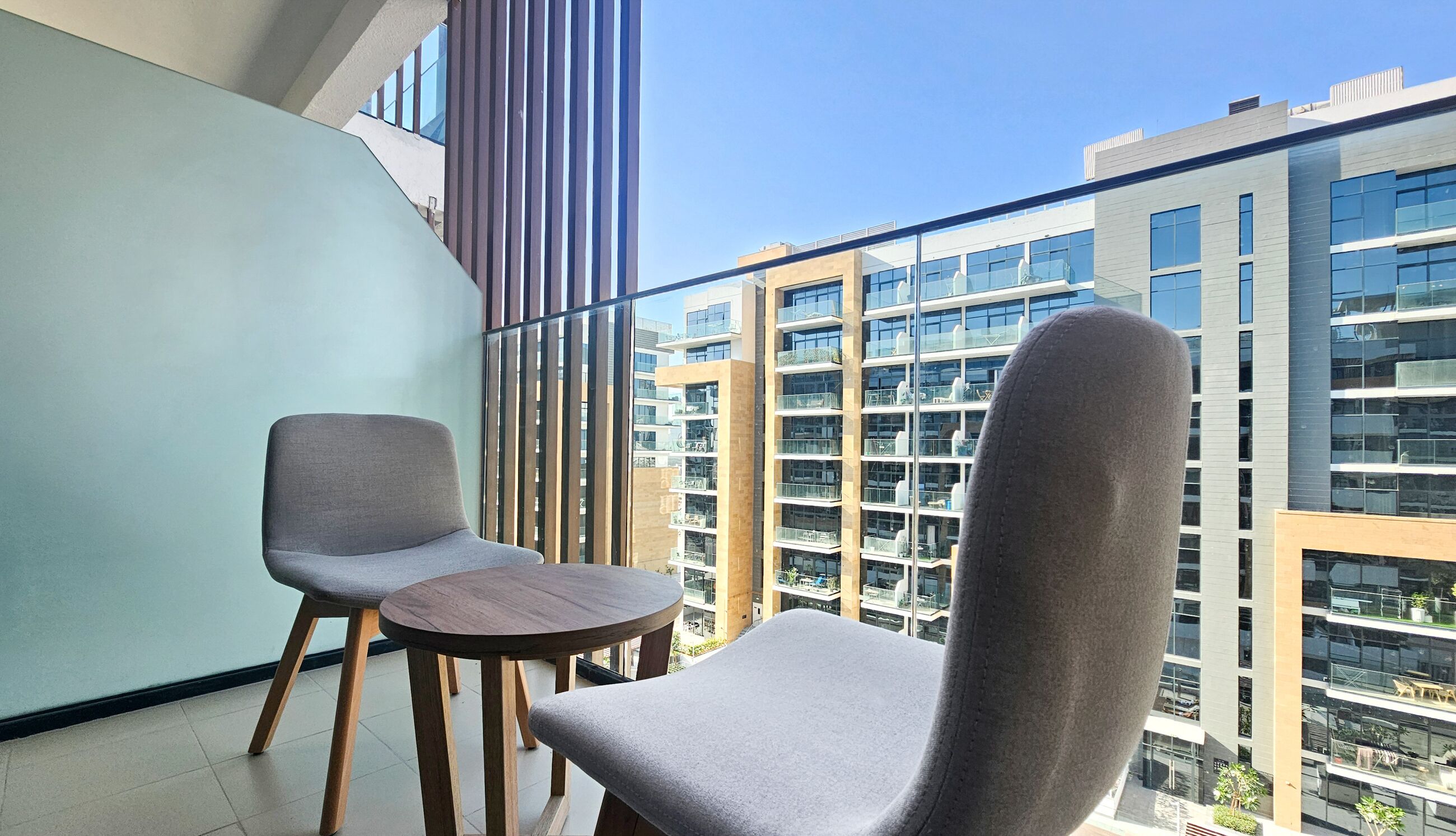 คอมฟอร์ทสตูดิโอ, วิวเมือง | ระเบียง