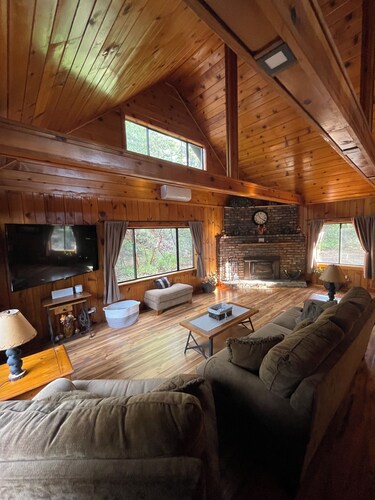 Bass lake charming cabin with AC, WiFi 