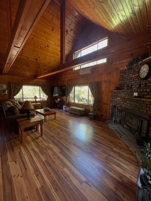 Smart TV y chimenea 