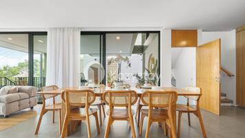 Villa, 4 Bedrooms, Garden View | Ruang tamu | 65 inci sebuah televisyen pintar dengan kabel, Netflix