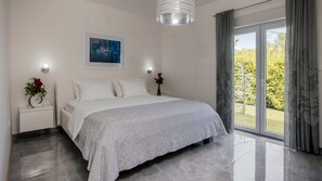 5 bedrooms, iron/ironing board, free WiFi, bed sheets