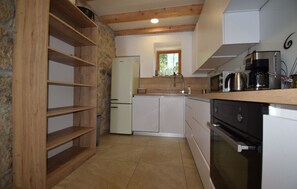 Kylskåp, mikrovågsugn, ugn och spishäll