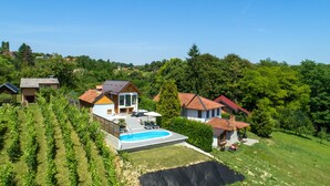 Propiedad residencial con piscina, viñedo y varias casas.