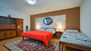 3 bedrooms, iron/ironing board, free WiFi, bed sheets