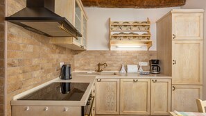 Refrigerador, horno, lavavajillas y cafetera y tetera 