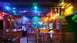 Un restaurant avec des meubles en bois et un coin bar.