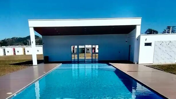 حمام سباحة