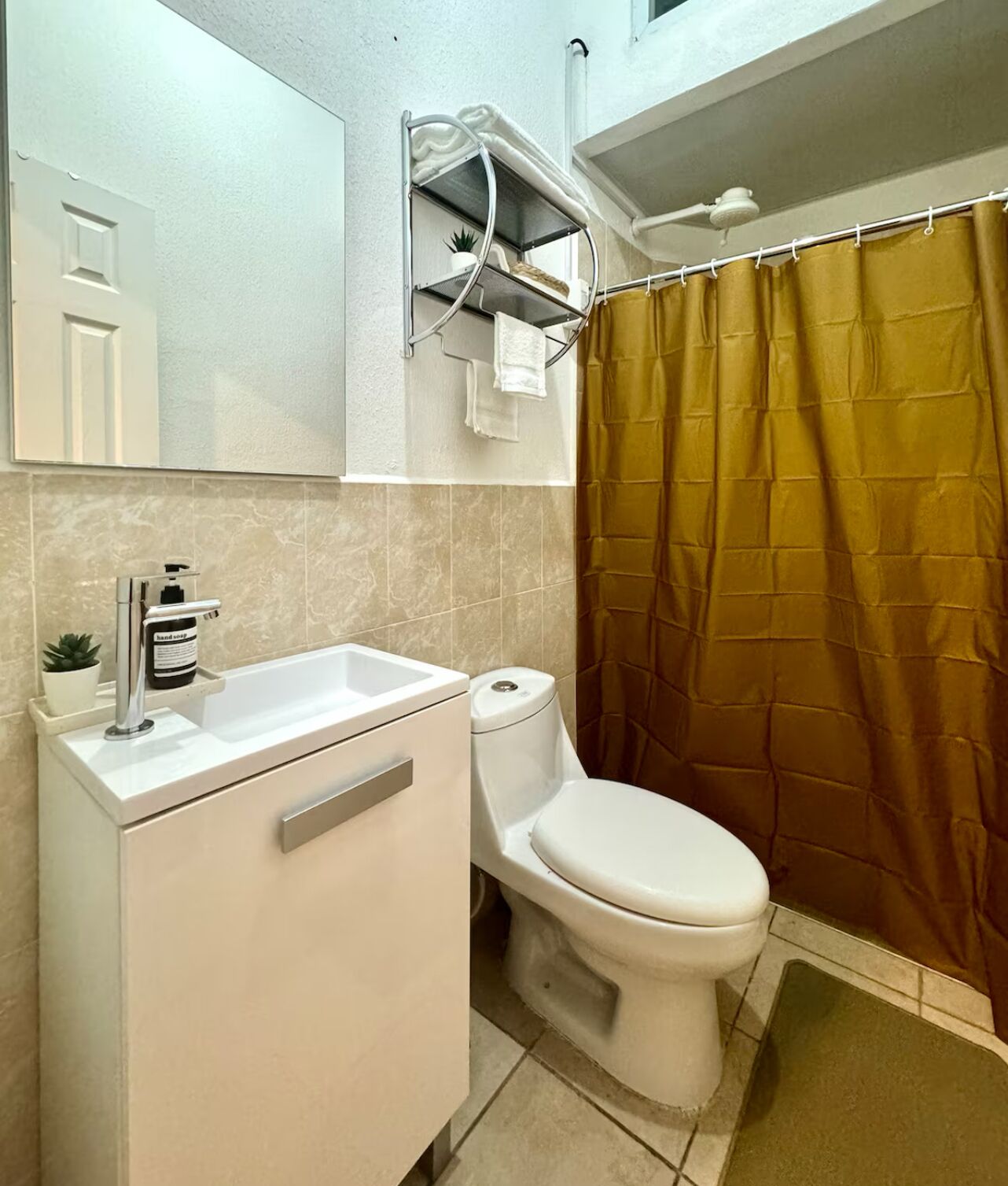 Sèche-cheveux, serviettes fournies, savon, papier toilette