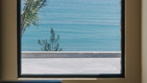 Blick aus dem Fenster auf das Meer mit hängenden Leuchten.