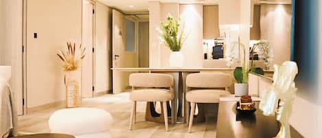 Appartement Deluxe, balcon, vue ville | Coin séjour