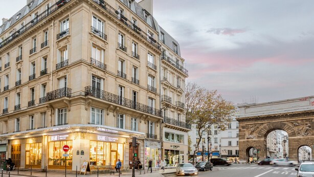 A multi-story building with a classical architectural style, featuring balconies and large windows. - Family Suites - Martin III-IV (Paris)