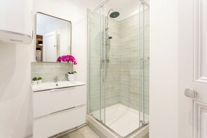 Apartment, City View | Bathroom | Hair dryer, towels