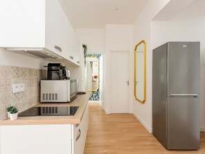 Apartamento, vista para a cidade | Cozinha privada | Geladeira, micro-ondas, cooktop, torradeira